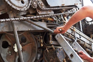 mechanic-conducting-overhaul-on-semi-truck